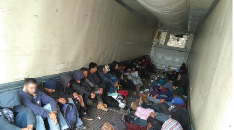 Policía detuvo a 136 migrantes centroamericanos hacinados en un camión en México