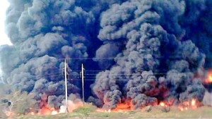Bomberos tardaron más de 12 horas en controlar incendio en campo petrolero de Lagunillas (Videos)