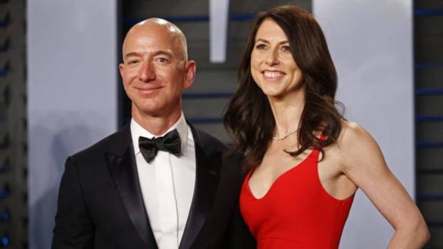 Jeff Bezos, junto a su esposa, Mackenzie Bezos - REUTERS