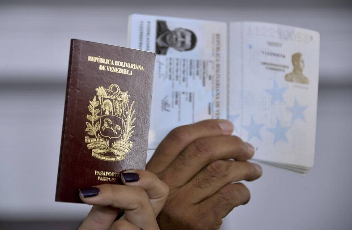 Los venezolanos en el exterior deberán pagar 200 dólares para sacar el pasaporte