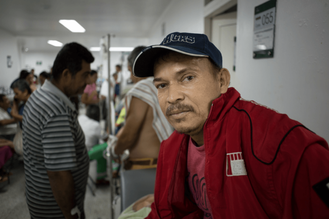 Jorge Mora de 49 años y proveniente de Barquisimeto, Estado Lara, tras 5 días ingresado en el Hospital Erasmo Meoz de Cúcuta. En octubre de 2017 fue diagnosticado con insuficiencia renal y anemia. Afortunadamente, la empresa para la que trabajaba pagó el costo de sus exámenes, sin embargo, el hospital no le pudo realizar la infusión de hierro (hierro endovenoso) ni la diálisis que necesita practicarse como mínimo dos veces por semana debido a que las unidades de diálisis en Barquisimeto estaban inoperativas y no tenían insumos para la infusión. Jorge expresó que estaba consciente que, de no conseguir el tratamiento, moriría. En Colombia pudo recibir hierro endovenoso, pero no la diálisis, por estar fuera del ámbito de servicio de urgencia, que es el único servicio por ley garantizado para personas extranjeras en Colombia (Foto Amnistía Internacional)