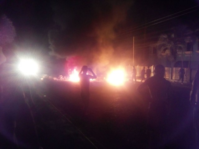 Protestas en la ciudad de Valera, estado Trujillo, por fallas en servicio eléctrico // FOTO vía @lareveron10