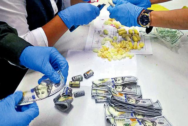 Mafia mexicana trafica millones en efectivo en estómagos de colombianos (Video)