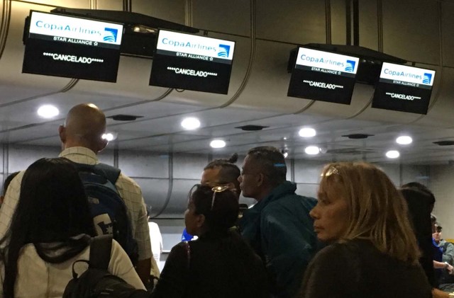 Screens of Panama's Copa Airlines announce flight have been cancelled at Caracas' international airport on April 6, 2018 after Venezuela suspended flights of the company in an escalating diplomatic row. Panama on April 5 ordered Venezuela's ambassador out and recalled its own envoy to the country as Caracas imposed sanctions on senior Panamanian officials and suspended flights in an escalating diplomatic row. At issue is Panama's alignment with other Latin American countries as well as the European Union, Canada and the United States that have taken measures against President Nicolas Maduro's and his government on the grounds that he is undemocratically tightening his hold on power. / AFP PHOTO / Federico PARRA
