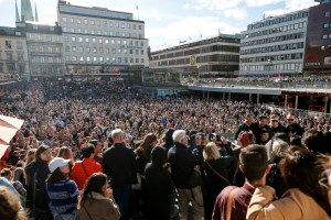 Miles de personas bailan en Estocolmo como homenaje de despedida a Avicii (video)