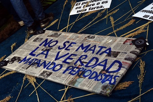 Students and journalist protest in memory to murdered journalits Angel Gaona in front of the Universidad Centroamericana (UCA) in Managua on April 26, 2018. Nicaragua on Thursday was hanging on to the prospect of talks to calm anti-government sentiment behind a week of protests in which at least 37 people died, according to rights groups. / AFP PHOTO / RODRIGO ARANGUA