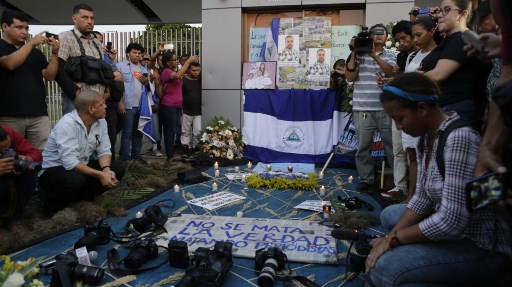 Students and journalist protest in memory of murdered journalits Angel Gaona in front of the Universidad Centroamericana (UCA) in Managua on April 26, 2018. Nicaragua on Thursday was hanging on to the prospect of talks to calm anti-government sentiment behind a week of protests in which at least 37 people died, according to rights groups. / AFP PHOTO / INTI OCON