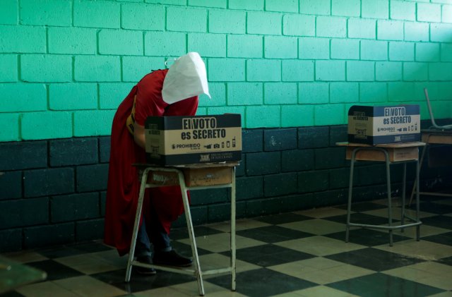 Una activista vestida con un traje de la serie The Handmaid's Tale se prepara para votar durante las elecciones presidenciales, en un colegio electoral en San José, Costa Rica, el 1 de abril de 2018. REUTERS / Juan Carlos Ulate