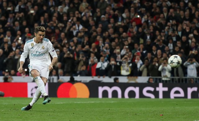 Soccer Football - Champions League Quarter Final Second Leg - Real Madrid vs Juventus - Santiago Bernabeu, Madrid, Spain - April 11, 2018   Real Madrid's Cristiano Ronaldo scores their first goal from a penalty                 REUTERS/Susana Vera