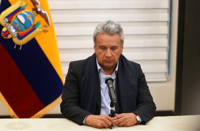 El presidente de Ecuador, Lenín Moreno, en una rueda de prensa luego de su llegada al aeropuerto en Quito, a donde retornó desde Lima interrumpiendo su participación en la Cumbre de las Américaas, 12 de abril de 2018. REUTERS/Daniel Tapia