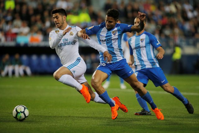 Soccer Football - La Liga Santander - Malaga CF vs Real Madrid - La Rosaleda, Malaga, Spain - April 15, 2018   Real Madrid's Marco Asensio in action with Malaga's Roberto Rosales     REUTERS/Jon Nazca