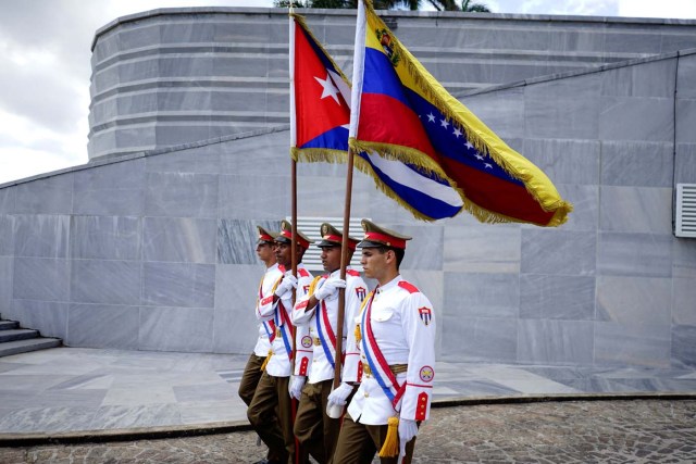An honour guard arrives for a wreath-laying ceremony with Venezuela's President Nicolas Maduro (not pictured) at the Jose Marti monument in Havana, Cuba April 21, 2018. REUTERS/Alexandre Meneghini