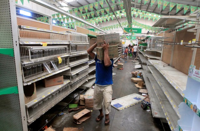 Gente saquea mercadería de un supermercado después de protestas contra una controvertida reforma del sistema de pensiones en Managua, Nicaragua, abril 22, 2018. REUTERS/Jorge Cabrera - RC118CDA79D0