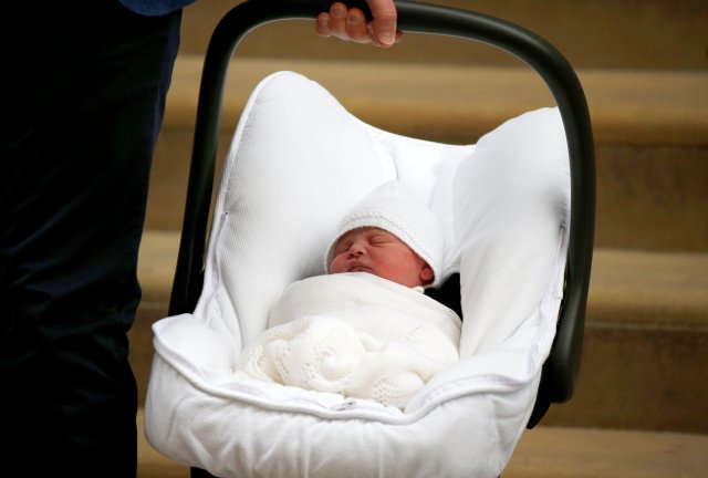 La británica Catherine, la duquesa de Cambridge y el príncipe Guillermo abandonan el Lindo Wing del hospital St Mary's con su nuevo bebé en Londres, el 23 de abril de 2018. REUTERS / Hannah Mckay