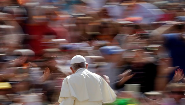 El Papa Francisco llega para dirigir la audiencia general del miércoles en la plaza de San Pedro en el Vaticano, el 25 de abril de 2018. REUTERS / Max Rossi