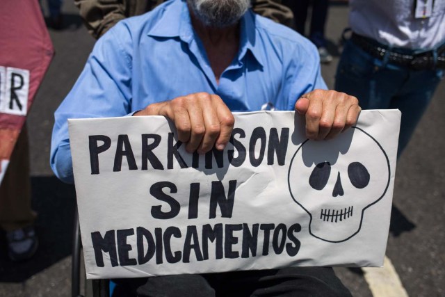CAR02. CARACAS (VENEZUELA), 09/04/2018.- Pacientes con parkinson protestan por la crisis del sistema sanitario y de medicinas hoy, lunes 09 de abril de 2018, en Caracas (Venezuela). EFE/CRISTIAN HERNÁNDEZ