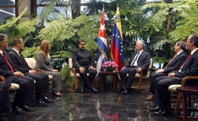 HAB20. LA HABANA (CUBA), 21/04/2018.- El presidente cubano, Miguel Diáz-Canel (c-d), conversa con su homólogo de Venezuela, Nicolás Maduro (c-d), hoy, sábado 21 de abril de 2018, en La Habana (Cuba). Díaz-Canel recibió hoy en el Palacio de la Revolución de La Habana a su homólogo venezolano, Nicolás Maduro, el primer jefe de estado que visita la isla tras el relevo presidencial ocurrido esta semana en el país caribeño. EFE/Ernesto Mastrascusa/POOL