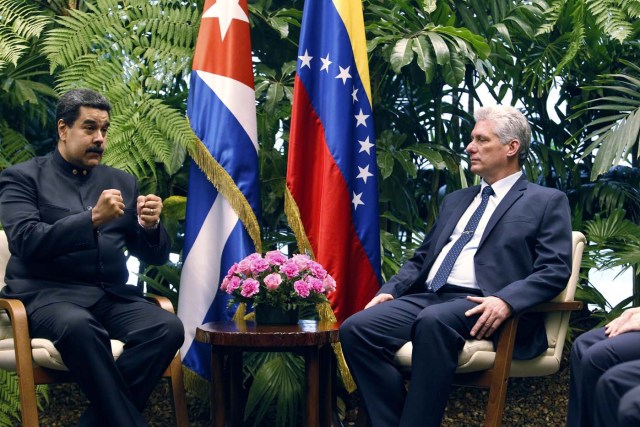 HAB24. LA HABANA (CUBA), 21/04/2018.- El presidente cubano, Miguel Diáz-Canel (d), habla durante las conversaciones oficiales con su homólogo de Venezuela, Nicolás Maduro (i), hoy, sábado 21 de abril de 2018, en La Habana (Cuba). Díaz-Canel recibió hoy en el Palacio de la Revolución de La Habana a su homólogo venezolano, Nicolás Maduro, el primer jefe de estado que visita la isla tras el relevo presidencial ocurrido esta semana en el país caribeño. EFE/Ernesto Mastrascusa/POOL
