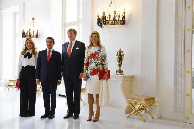 El rey Guillermo Alejandro de Holanda (2d), y la reina Máxima (d), reciben al presidente mexicano, Enrique Peña Nieto (2i), y a la primera dama de México, Angélica Rivera de Pena (i), antes de una ceremonia en su honor en el Palacio Noordeinde en La Haya (Holanda) hoy, 24 de abril de 2018. Peña Nieto ha iniciado hoy su visita oficial en los Países Bajos con una reunión con miembros de la federación holandesa de trabajadores (NVO-NCW), seguido de sendos encuentros con el rey Guillermo Alejandro y el primer ministro holandés, Mark Rutte. EFE/ Michael Kooren