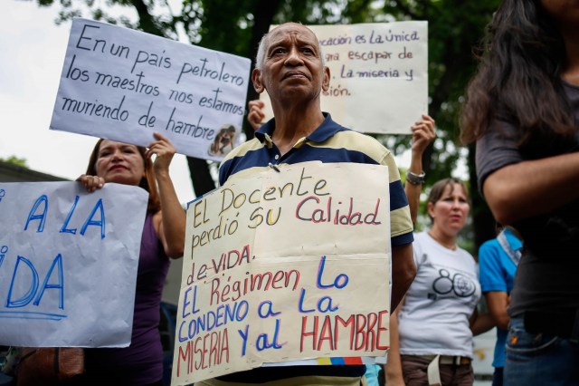  Manifestantes participan en una protesta hoy, viernes 27 de abril de 2018, en Caracas (Venezuela). Los opositores venezolanos se concentran hoy en varios puntos de Caracas y otros estados del país para protestar contra la crisis económica, social y en rechazo a las elecciones presidenciales del 20 de mayo, que consideran un fraude, atendiendo a la convocatoria del Frente Amplio Venezuela Libre. EFE/Cristian Hernández