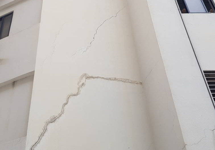 El temblor agrietó la fachada de un edificio en Carabobo (foto)