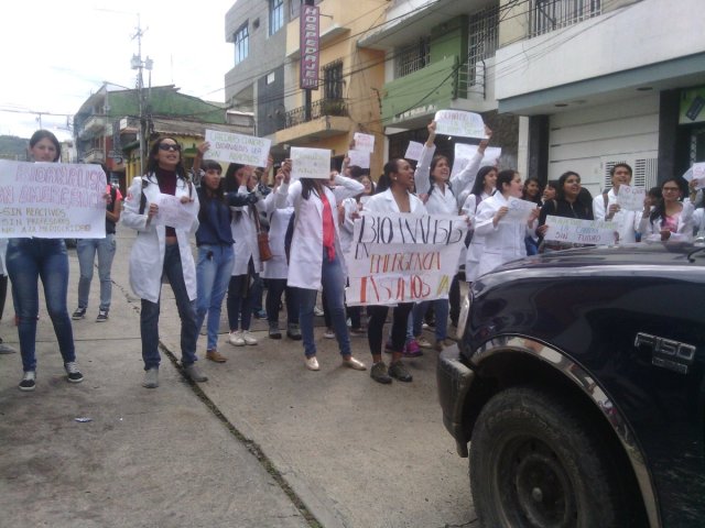 Foto: Estudiantes de Farmacia y Bioanálisis de la ULA protestan por la falta de insumos para las prácticas / Jesús Quintero