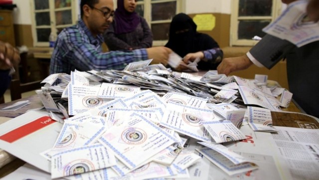 Trabajadores electorales cuentan las papeletas al final del último día de las elecciones presidenciales en El Cairo (Egipto). EFE
