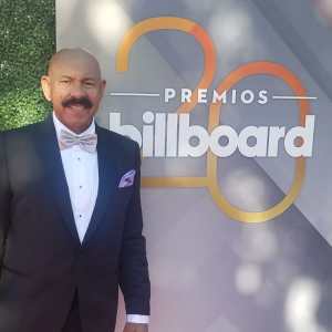 Oscar D’León deslumbró en la alfombra de los premios Latin Billboard y cantó “Mi Anhelo”