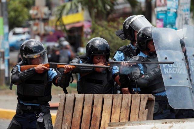 Policías disparan a las personas que protestan contra un polémico plan de reforma de pensiones en Managua, Nicaragua. 20 abril 2018. REUTERS/Oswaldo Rivas