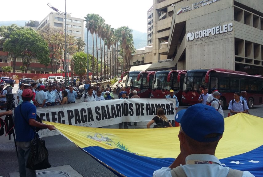 Trabajadores de Corpoelec protestaron por contratos y salarios dignos (Fotos) #30Abr