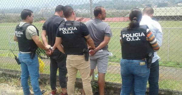 Agentes del OIJ detuvieron a tres extranjeros como sospechosos de fraudes. Foto: OIJ para LN Agentes del OIJ detuvieron a tres extranjeros como sospechosos de fraudes. Foto: OIJ 