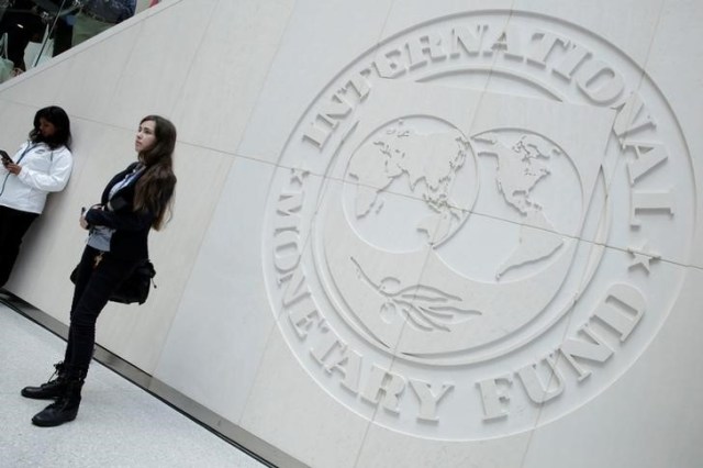 En la imagen de archivo el logo del Fondo Monetario Internacional (FMI) se puede ver en el edificio de la sede del FMI durante las reuniones anuales del FMI / Banco Mundial en Washington, EE.UU., 14 de octubre de 2017. REUTERS / Yuri Gripas