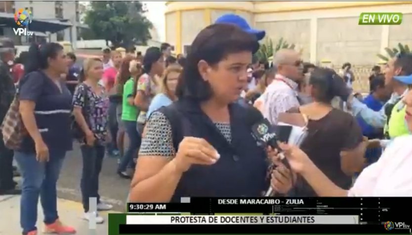 Estudiantes y maestros protestan ante posible cierre de escuela en el Zulia
