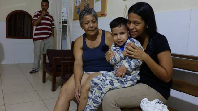La venezolana Susana guevara, con uno de sus hijos, en el centro de Migraciones de la Fundación Scalabrini en Cúcuta. RUTH SILVA REUTERS-QUALITY