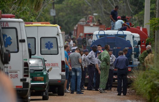 Los servicios de emergencia llegan a la escena del accidente después de que un avión de Cubana de Aviación se estrelló después de despegar del aeropuerto José Martí de La Habana el 18 de mayo de 2018. Un avión de pasajeros de las vías aéreas cubanas con 113 personas a bordo se estrelló poco después de despegar del aeropuerto de La Habana, informaron los medios estatales. El Boeing 737 operado por Cubana de Aviación se estrelló "cerca del aeropuerto internacional", informó la agencia estatal Prensa Latina. Fuentes del aeropuerto dijeron que el avión se dirigía desde la capital hacia la ciudad oriental de Holguín.  / AFP PHOTO / Yamil LAGE