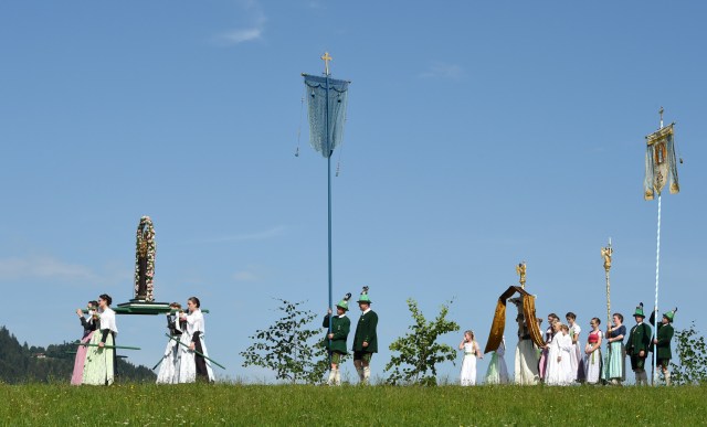 Hombres y mujeres en trajes típicos bávaros toman parte en la tradicional procesión de Corpus Christi cerca de la pequeña aldea bávara de Wackersberg, en el sur de Alemania, el 31 de mayo de 2018. / AFP PHOTO / Christof STACHE
