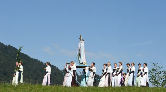Las mujeres bávaras en sus trajes tradicionales toman parte en la tradicional procesión de Corpus Christi cerca de la pequeña aldea bávara de Wackersberg, en el sur de Alemania, el 31 de mayo de 2018. / AFP PHOTO / Christof STACHE