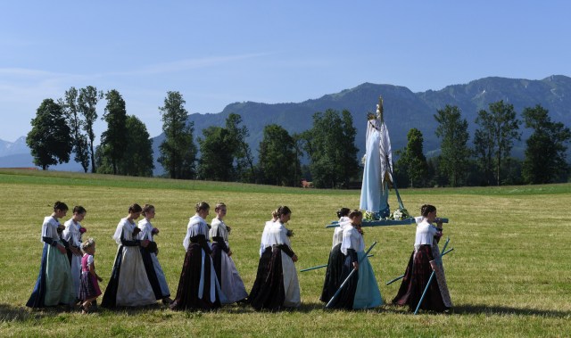 Las mujeres bávaras en sus trajes tradicionales toman parte en la tradicional procesión de Corpus Christi cerca de la pequeña aldea bávara de Wackersberg, en el sur de Alemania, el 31 de mayo de 2018. / AFP PHOTO / Christof STACHE