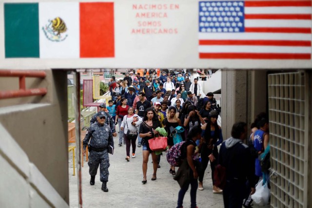 Miembros de una caravana de migrantes centroamericanos caminan a través de la frontera de Estados Unidos y las instalaciones aduaneras en Tijuana, México, 29 de abril de 2018. REUTERS/Edgard Garrido