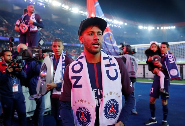 Soccer Football - Ligue 1 - Paris St Germain vs Stade Rennes - Parc des Princes, Paris, France - May 12, 2018   Paris Saint-Germain's Neymar and Kylian Mbappe celebrate winning Ligue 1 with the trophy   REUTERS/Pascal Rossignol