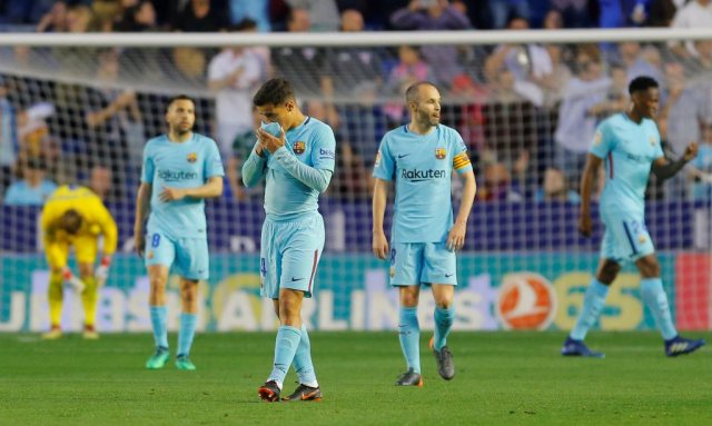 Soccer Football - La Liga Santander - Levante vs FC Barcelona - Ciutat de Valencia, Valencia, Spain - May 13, 2018   Barcelona's Philippe Coutinho and Andres Iniesta look dejected after Levante's Emmanuel Boateng scores their second goal    REUTERS/Heino Kalis