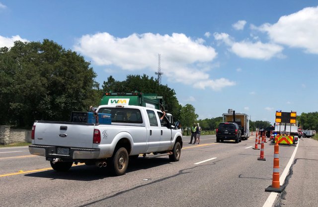 La policía mantiene una barricada en la carretera principal a Santa Fe High School donde la policía encontró explosivos después de un tiroteo en la madrugada que dejó varias personas muertas en Santa Fe, Texas, EE. UU., El 18 de mayo de 2018. REUTERS / Trish Badger