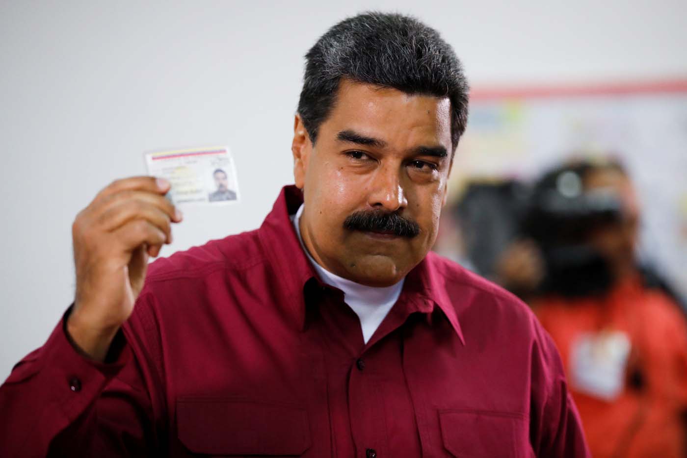 Un Maduro de cartón apareció junto a Chávez para “invitar” a la gente a votar #20May (FOTOS)