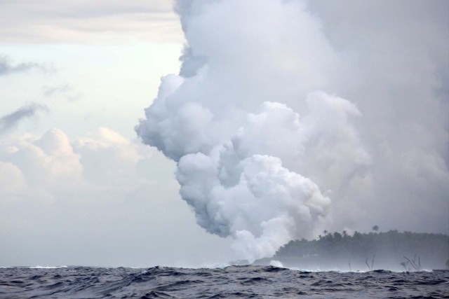 El vapor y los gases volcánicos se elevan a medida que la lava fluye hacia el Océano Pacífico al sudeste de Pahoa durante las erupciones en curso del volcán Kilauea en Hawai, EE. UU., El 20 de mayo de 2018. REUTERS / Terray Sylvester