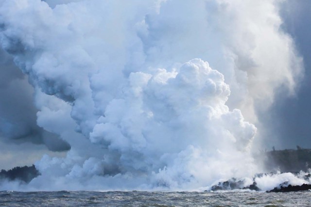 La lava fluye hacia el Océano Pacífico al sudeste de Pahoa durante las erupciones en curso del volcán Kilauea en Hawai, EE. UU., El 20 de mayo de 2018. REUTERS / Terray Sylvester