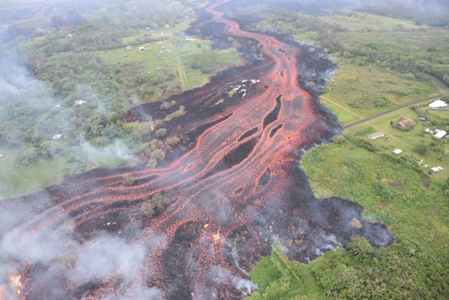 La lava fluye cuesta abajo, en esta imagen desde un sobrevuelo de helicóptero de la zona Lower East Rift del volcán Kilauea, durante las erupciones en curso del volcán Kilauea en Hawai, EE. UU., 19 de mayo de 2018. Fotografía tomada el 19 de mayo de 2018. USGS / Folleto vía REUTERS ATENCIÓN EDITORES - ESTA IMAGEN HA SIDO SUMINISTRADA POR UN TERCERO. IMÁGENES TPX DEL DÍA