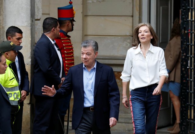 El presidente de Colombia, Juan Manuel Santos, llega con su esposa María Clemencia Rodríguez Munera para emitir su voto en una mesa de votación, durante las elecciones presidenciales en Bogotá, Colombia el 27 de mayo de 2018. REUTERS / Carlos Garcia Rawlins