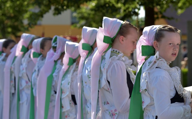 Los Sorb católicos, vestidos con trajes tradicionales, participan en la procesión anual de Corpus Christi en Crostwitz, Alemania, el 31 de mayo de 2018. REUTERS / Matthias Rietschel