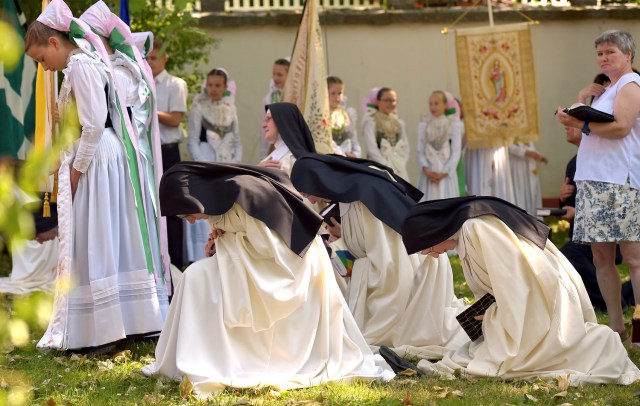 Los Sorb católicos, vestidos con trajes tradicionales, participan en la procesión anual de Corpus Christi en Panschwitz, Alemania, el 31 de mayo de 2018. REUTERS / Matthias Rietschel