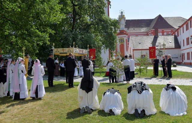 Los Sorb católicos, vestidos con trajes tradicionales, participan en la procesión anual de Corpus Christi en Panschwitz, Alemania, el 31 de mayo de 2018. REUTERS / Matthias Rietschel